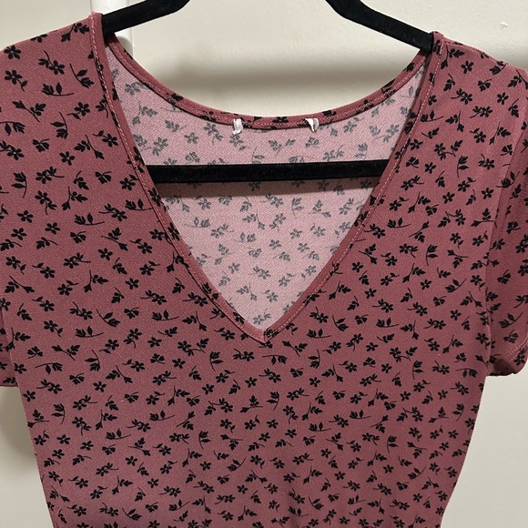 Women’s Mauve and Black Floral V Neck Short Sleeve Faux Tiered Mini Dress small - Picture 3 of 6